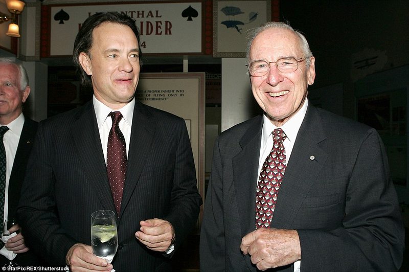 Uno de los 2 es Jim Lovell...